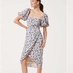 ASTR CREAM SQUARE NECK BUBBLE SLEEVE DRESS